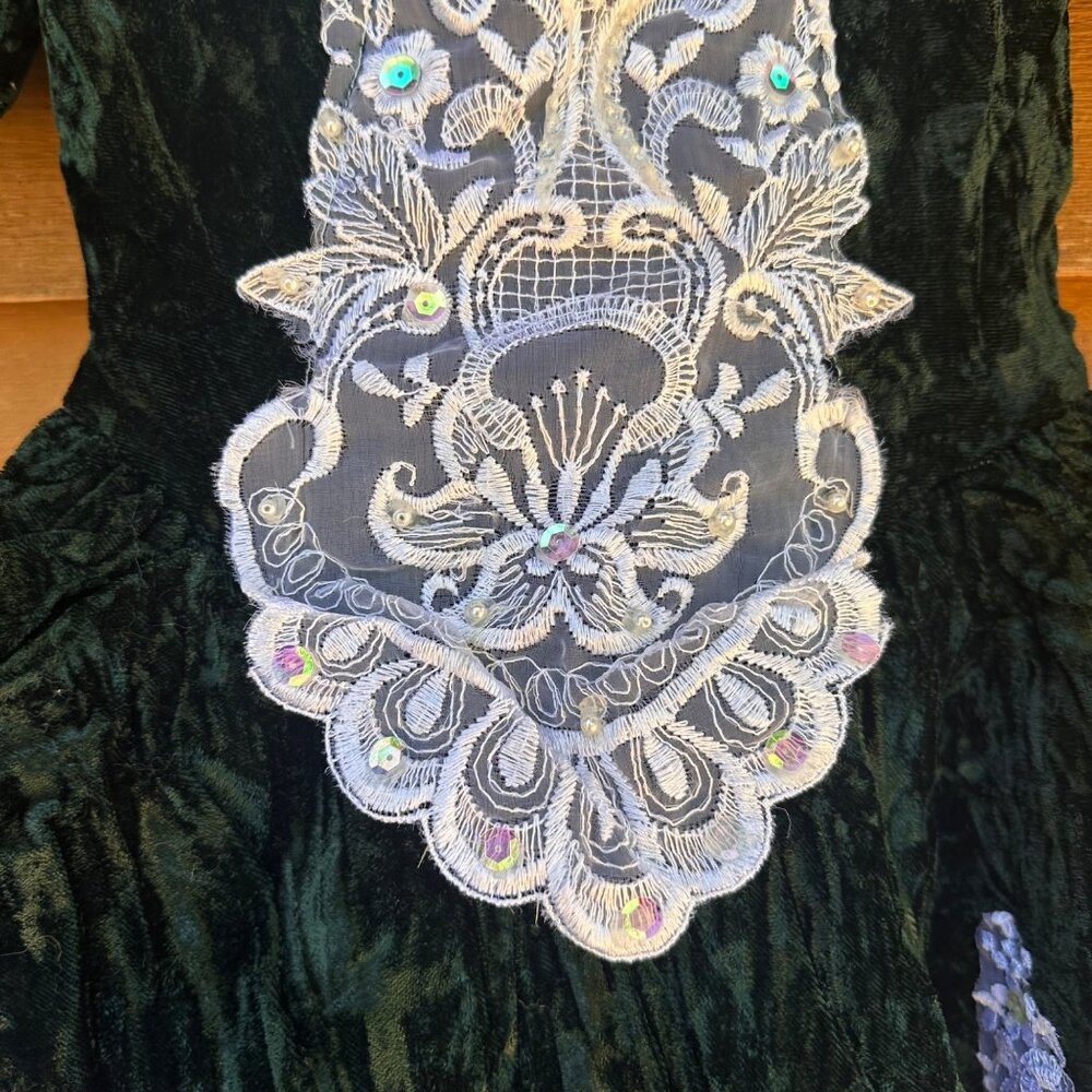 Girls Green Velvet Dress With White Lace & Pearl Accents Size 7 Elegant Design M - Picture 8 of 16